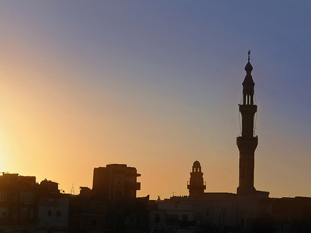 Sonnenuntergang über der Stadt Foto 