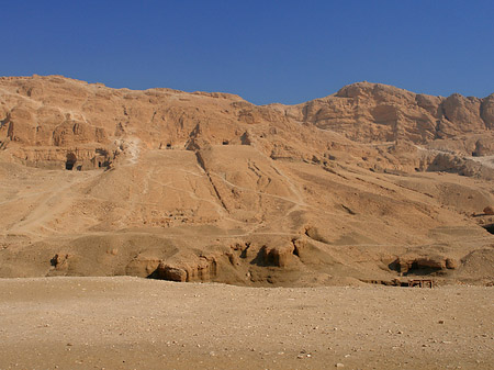 Foto Eingang zum Tempel mit Berg