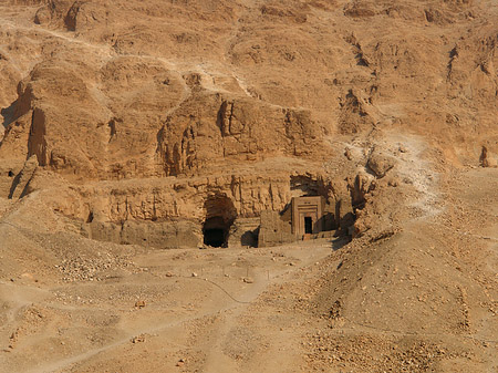 Foto Eingang zum Tempel mit Berg - 