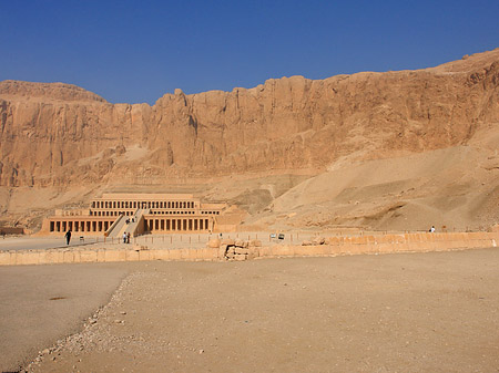 Foto Eingang zum Tempel mit Berg - 