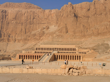 Foto Eingang zum Tempel mit Berg